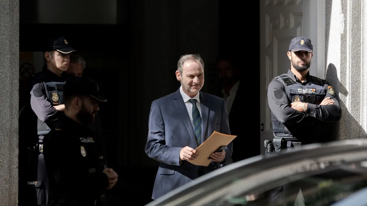 El juez muestra su «estupor» porque Ábalos continúe siendo diputado pese a los indicios