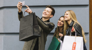 Cambio de tendencia en los jóvenes: suben las compras en comercios locales y bajan 'online'