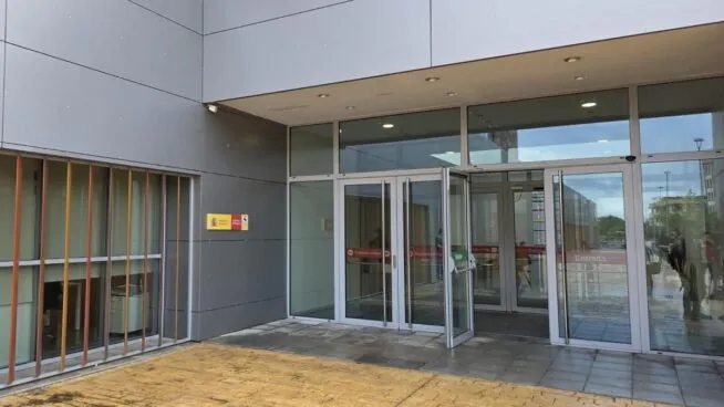 Tres menores se sientan en el banquillo por la muerte de una educadora social en Badajoz