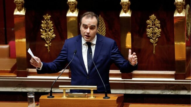 Lecornu supera las mociones de censura gracias al apoyo de los socialistas