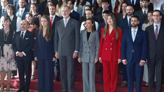 Leonor no arriesga en Oviedo y se inspira en su visita a Viana: su traje azul que enamora a las rubias