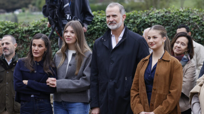 Leonor saca su lado más otoñal con un 'trench' marrón que esconde su 'total look' en Valdesoto