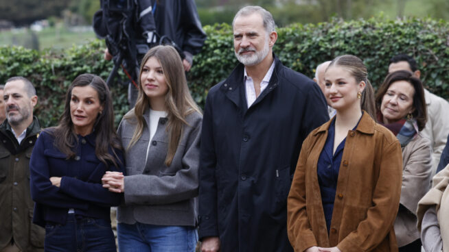 Leonor saca su lado más otoñal con un 'trench' marrón que esconde su 'total look' en Valdesoto