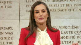 La reina Letizia rescata su original bolso de Furla que está agotado y cuesta 400 euros