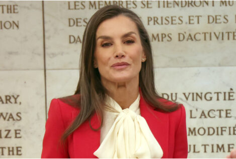 La reina Letizia rescata su original bolso de Furla que está agotado y cuesta 400 euros