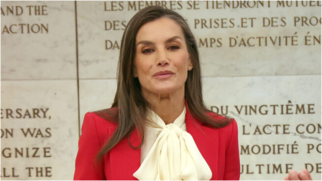 La reina Letizia rescata su original bolso de Furla que está agotado y cuesta 400 euros