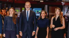 Letizia arriesga con una combinación imposible: su camisa 'joya' de corte masculino en Oviedo
