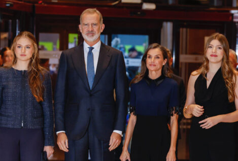 Letizia arriesga con una combinación imposible: su camisa 'joya' de corte masculino en Oviedo