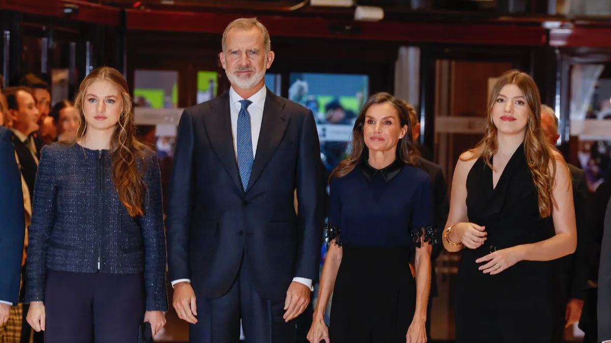 Letizia arriesga con una combinación imposible: su camisa ‘joya’ de corte masculino en Oviedo