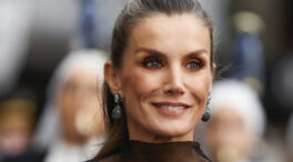 Letizia brilla en su tierra: su vestido de transparencias y coleta en los Princesa de Asturias