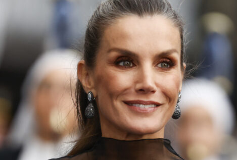 Letizia brilla en su tierra: su vestido de transparencias y coleta en los Princesa de Asturias