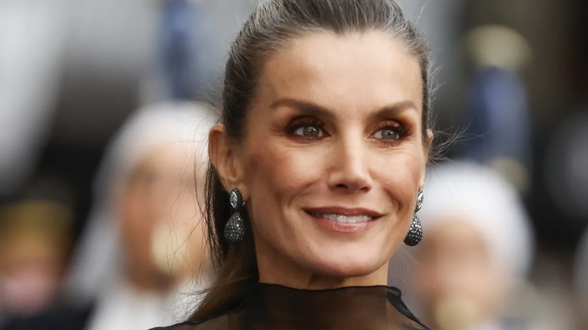 Letizia brilla en su tierra: su vestido de transparencias y coleta en los Princesa de Asturias