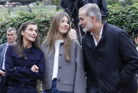 Letizia, más 'casual' que nunca en Valdesoto: su conjunto azul es un gran fondo de armario