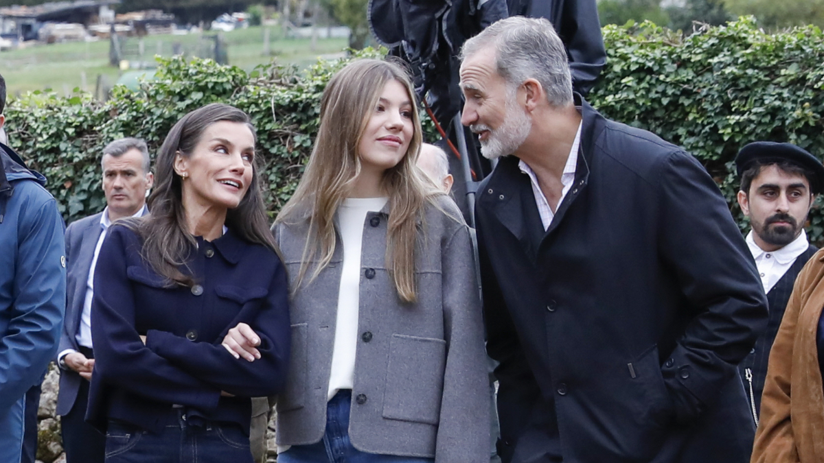 Letizia, más ‘casual’ que nunca en Valdesoto: su conjunto azul es un gran fondo de armario