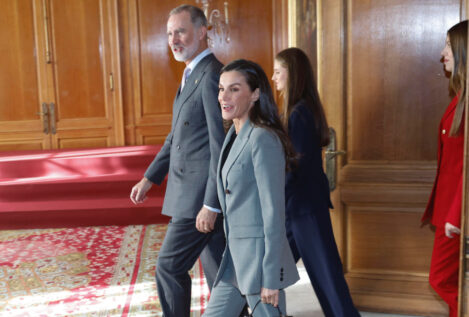 Letizia saca su lado ejecutivo en su segunda cita en Oviedo: su traje 'lady' de Mango no falla