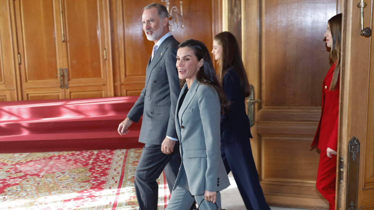 Letizia saca su lado ejecutivo en su segunda cita en Oviedo: su traje ‘lady’ de Mango no falla