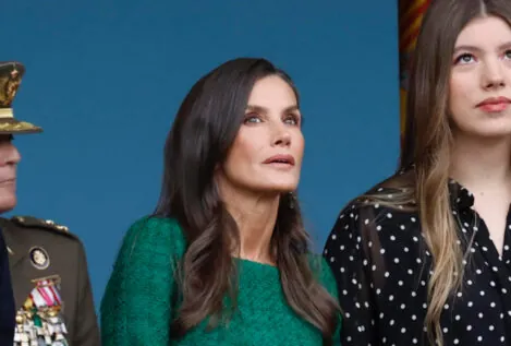Letizia brilla en el día de la Hispanidad con un vestido de punto verde que se ajusta a la cintura