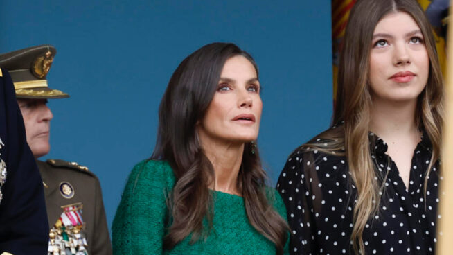 Letizia brilla en el día de la Hispanidad con un vestido de punto verde que se ajusta a la cintura