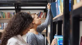 Milagro en EEUU: los colegios que prohíben los móviles disparan los préstamos en la biblioteca