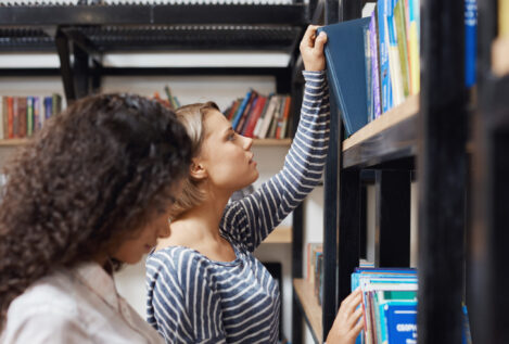 Milagro en EEUU: los colegios que prohíben los móviles disparan los préstamos en la biblioteca