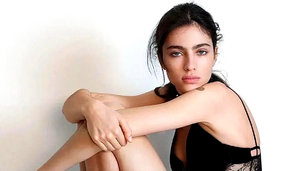 Cómo Loli Bahia se ha convertido en la modelo más enigmática y exitosa de su generación
