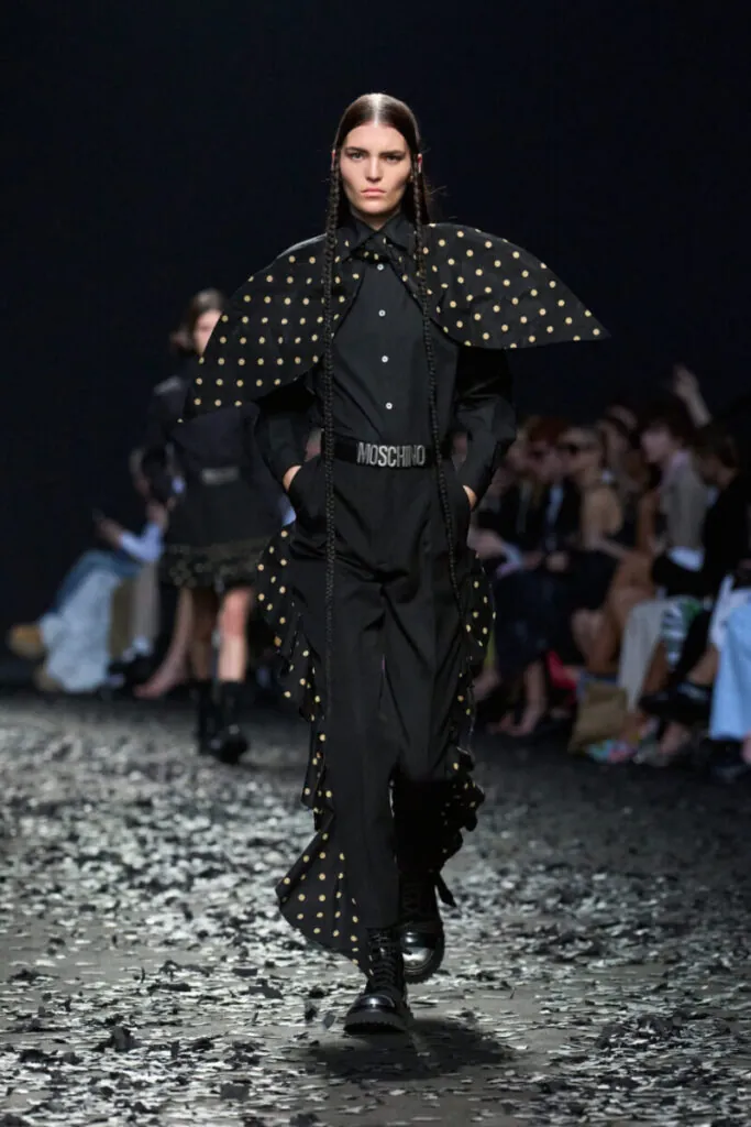 Estilismo con detalle de lunares de Moschino