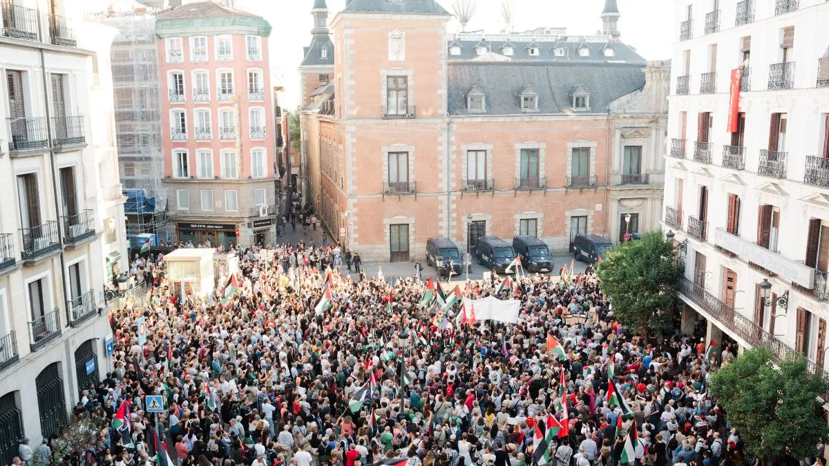 Cientos de personas exigen frente a Exteriores la liberación de los miembros de la flotilla