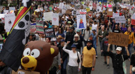 Millones de personas protestan en todo EEUU contra el autoritarismo de Trump: «No es un rey»