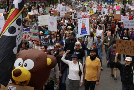 Millones de personas protestan en todo EEUU contra el autoritarismo de Trump: «No es un rey»