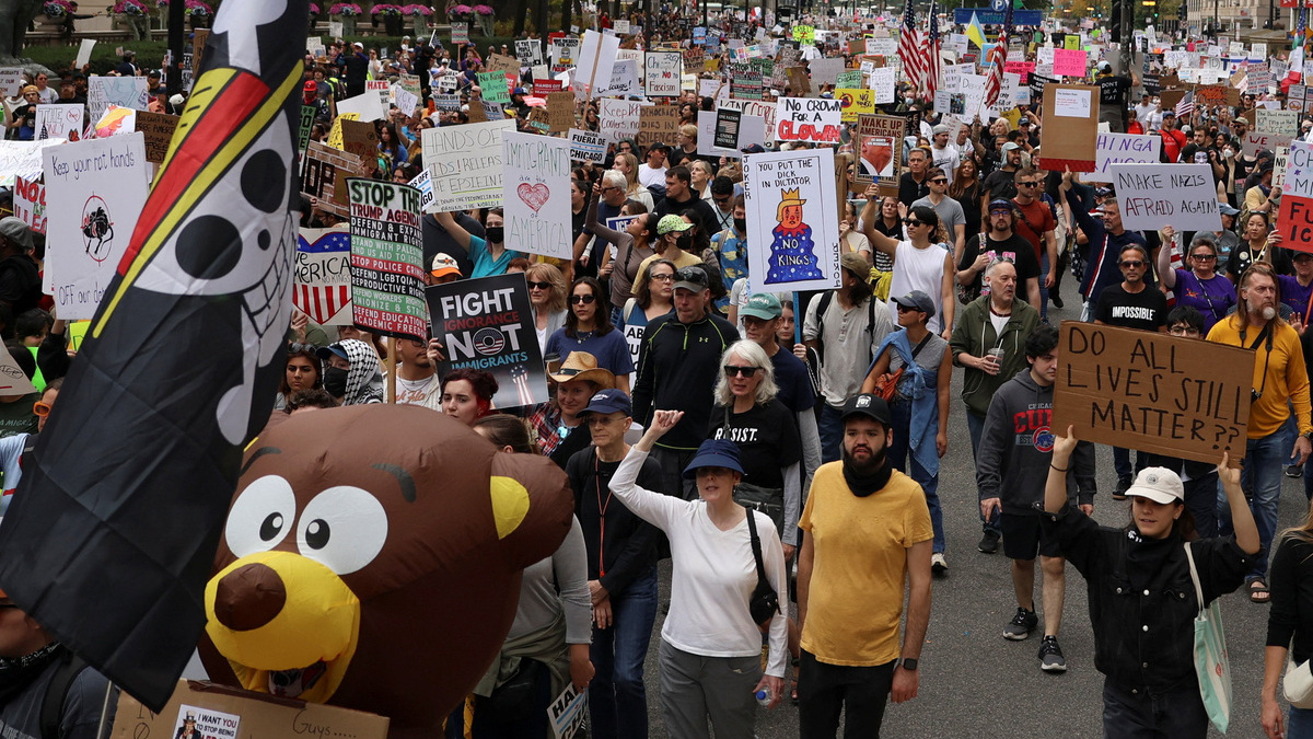 Millones de personas protestan en todo EEUU contra el autoritarismo de Trump: «No es un rey»