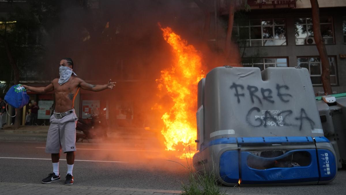 Disturbios y quema de contenedores en la marcha por Palestina en Barcelona