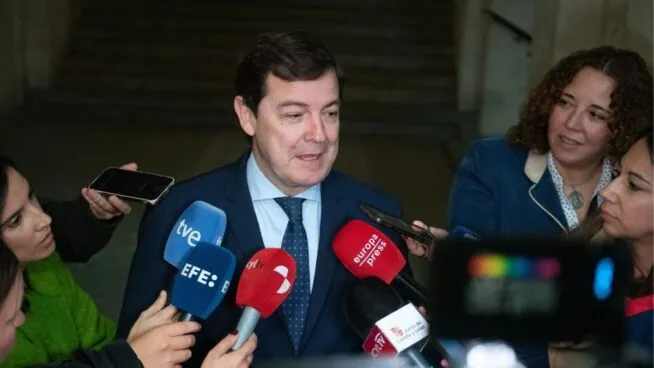 Fiscalía abre investigación tras una denuncia contra Mañueco por los incendios de agosto