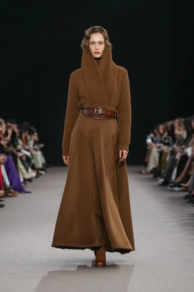 Total look en color marrón de Max Mara
