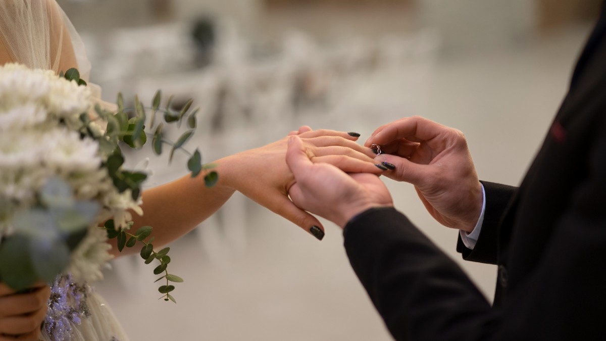 La caída del matrimonio convencional: por qué cada vez nos casamos menos (y más tarde)