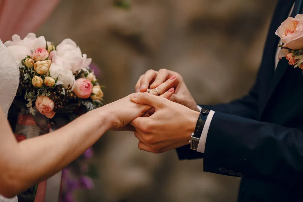 La tasa bruta de nupcialidad, que mide los matrimonios por cada 1.000 habitantes, se ha reducido a la mitad desde 1976