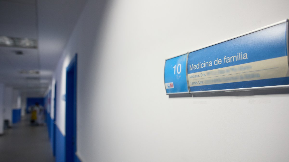 El 40% de la población ha esperado ocho días o más para poder ir al médico de familia, según el CIS