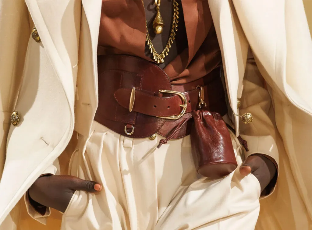 Mini bolso colgado de cinturón propuesto por Zimmermann