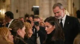 Moncloa lleva a una sala adyacente el saludo de Sánchez y los Reyes a víctimas de la dana