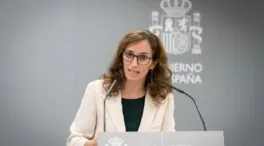 Turismo y ocio denuncian a Mónica García por obligarles a ser policías con su ley antitabaco