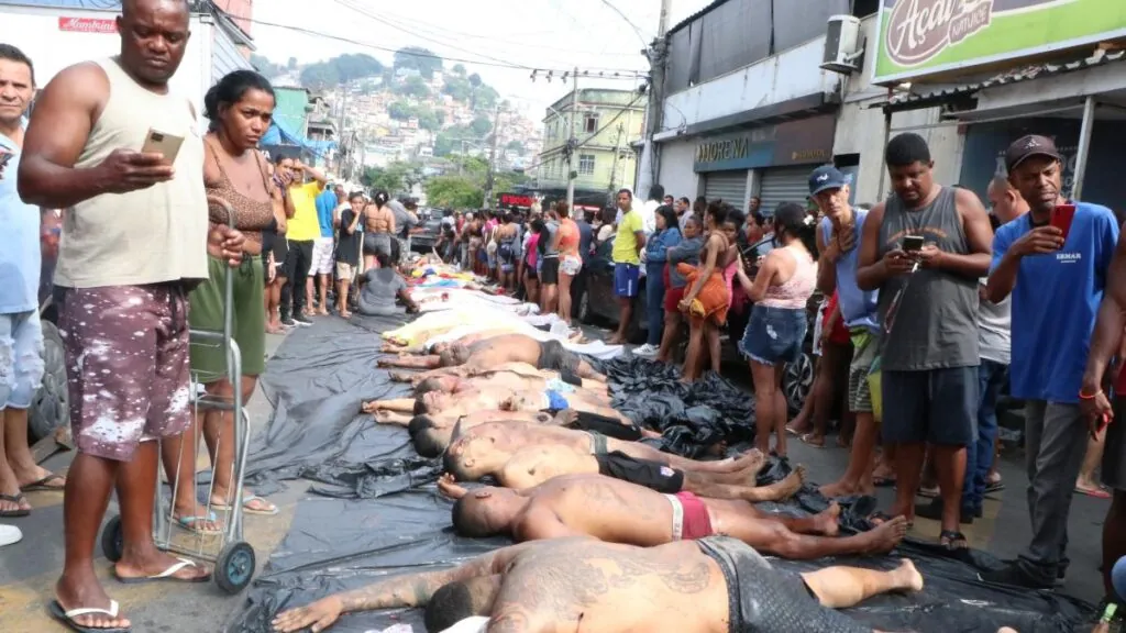 Docenas de cadáveres tras la operación militar en el barrio de Penha, en Río de Janeiro.
