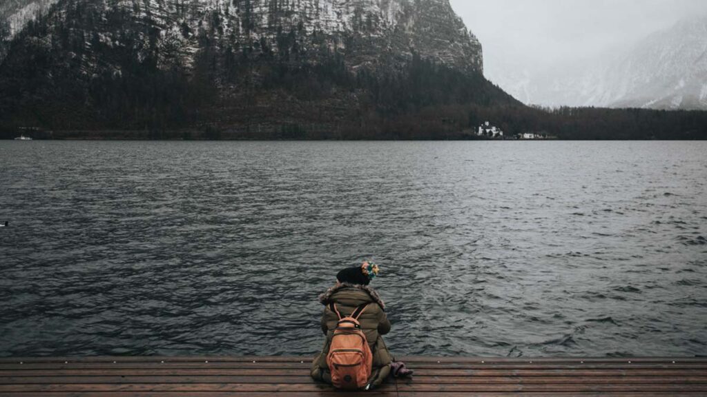 mujer-fiordo-felicidad-otono