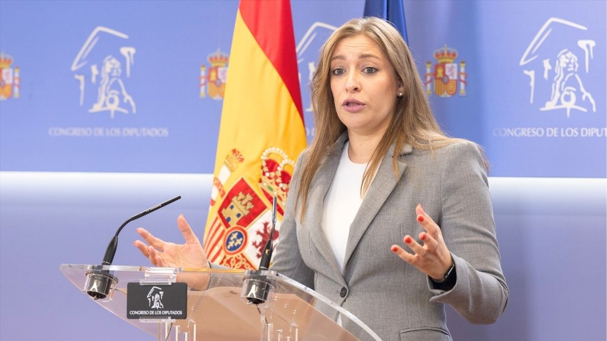 El PP contrapone la dimisión de la consejera andaluza con la continuidad de Redondo