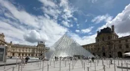 La ministra de Cultura francesa rechaza la dimisión de la presidenta del Louvre tras el robo