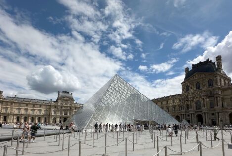 La ministra de Cultura francesa rechaza la dimisión de la presidenta del Louvre tras el robo