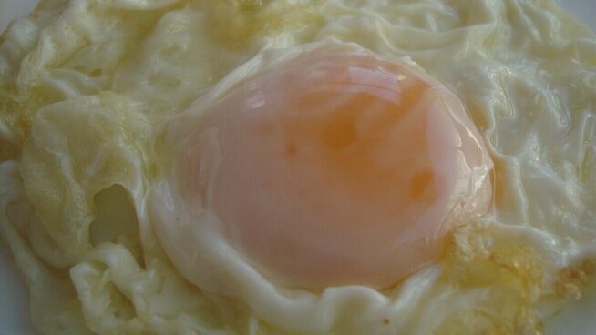 Ni el aceite, ni la sal: este es el ingrediente que le da cremosidad y sabor al huevo frito