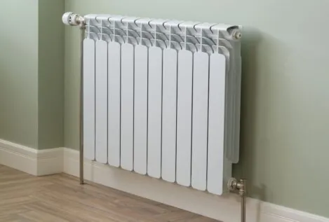 Olvídate de purgar los radiadores así: este truco con amoníaco es más rápido y eficiente