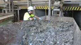 Las toallitas del váter: el gesto millonario que atasca la red de saneamiento de Madrid