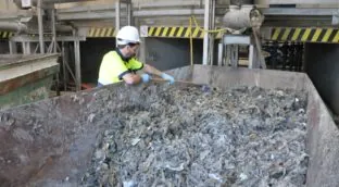 Las toallitas del váter: el gesto millonario que atasca la red de saneamiento de Madrid