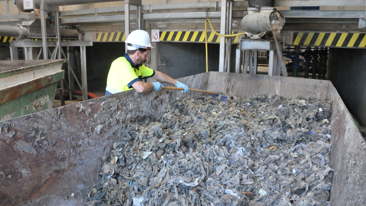 Las toallitas del váter: el gesto millonario que atasca la red de saneamiento de Madrid