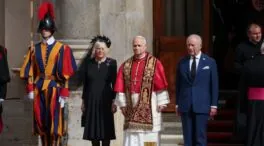 El papa León XIV y Carlos III rezan juntos en el Vaticano en un histórico gesto desde el cisma